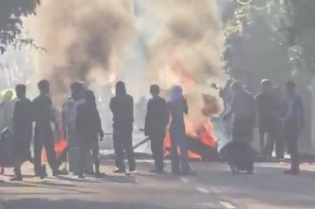 Kericuhan Pecah di Jalan Otista Jaktim, Massa Bentrok dengan Polisi