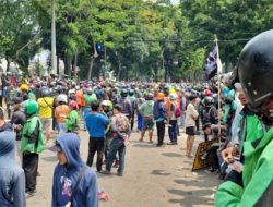 Siang Ini Ratusan Ojol Merangsek ke Dekat Markas Brimob DKI