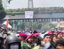 Ojol Pasang Spanduk di Fly Over Pasar Senen Kecam Pelindasan Affan