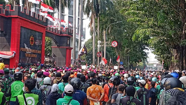 Massa Kembali Geruduk Mako Brimob Kwitang, Lempar Batu hingga Petasan ke Aparat