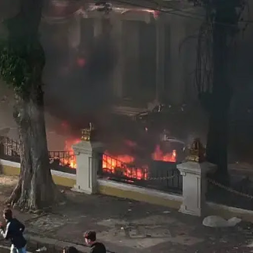 Demo di Depan Gedung Grahadi Surabaya: 12 Motor Dibakar, Dibalas Water Cannon
