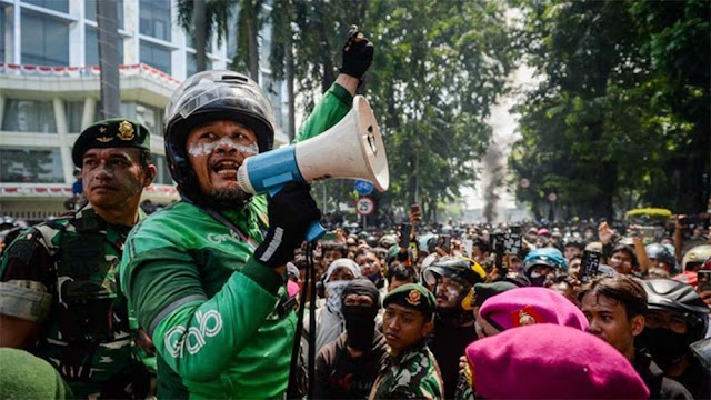 Pertahanan Tembus, Massa Ojol Kembali Kepung Mako Brimob