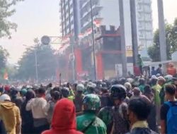 Barikade TNI Tembus, Area Depan Markas Brimob Dikuasai Ojol