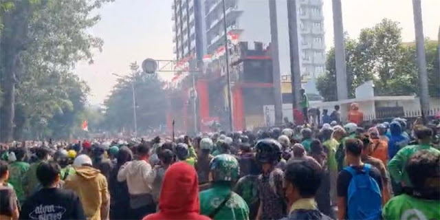 Barikade TNI Tembus, Area Depan Markas Brimob Dikuasai Ojol