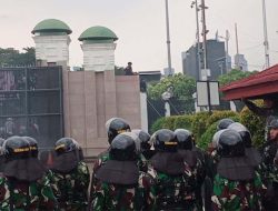Demonstran Masuk Gedung DPR Tenang Dihadang TNI