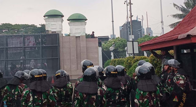 Demonstran Masuk Gedung DPR Tenang Dihadang TNI