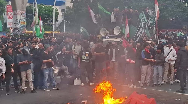 GMNI dan HMI Geruduk Mabes Polri: Mundur, Usut Tuntas Insiden Rantis Brimob!