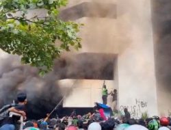 Demo Markas Brimob Kwitang Merembet, Gedung 5 Lantai Dibakar Massa