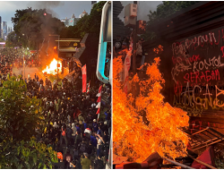 Demonstran Jebol Gerbang Depan Polda Metro Jaya, Mahasiswa: Polisi Pembunuh!