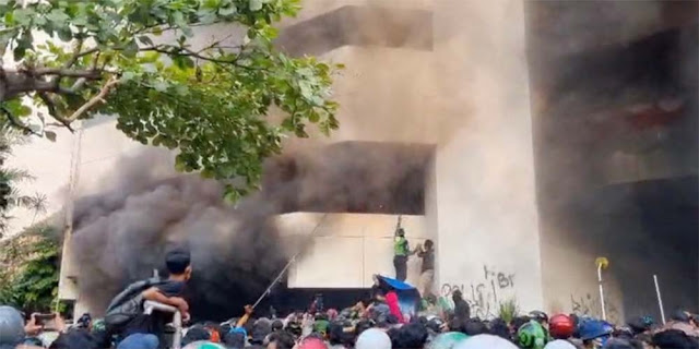 Demo Markas Brimob Kwitang Merembet, Gedung 5 Lantai Dibakar Massa