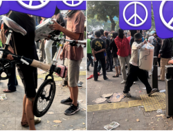 Mako Brimob Kwitang Dijarah Massa, Sepeda hingga Mesin Air Diangkut Pengunjuk Rasa