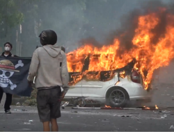 Mobil Honda Jazz Dibakar Massa di Depan Markas Brimob Polda Metro Jaya, Diduga Milik Polisi
