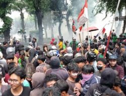 Tembakan Gas Air Membabi Buta saat Massa Coba Jebol Mako Brimob