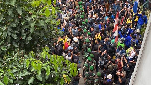 TNI Ikut Kena Ejek Mahasiswa di Polda Metro Jaya: Balik ke Barak!