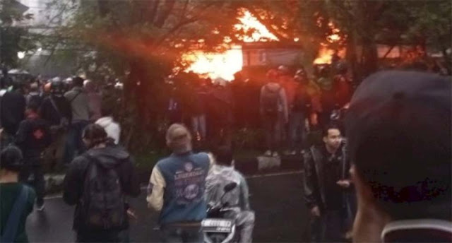 Wisma MPR di Bandung Dibakar Massa
