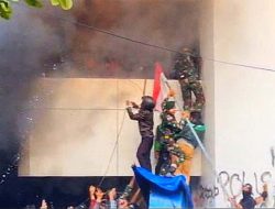 Aksi Heroik TNI Selamatkan Warga dari Gedung yang Terbakar