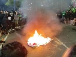 Massa Ojol Kepung Polresta Malang dengan Blokade Jalan hingga Bakar Ban