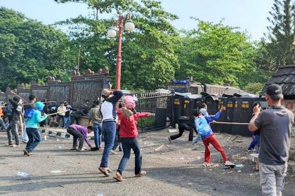 Demo Mahasiswa di DPRD Jambi Ricuh, 9 Polisi Dievakuasi ke RS Bhayangkara