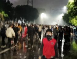 Massa Terbirit-birit Dipukul Mundur di Bawah Hujan Gas Air Mata