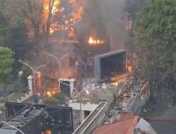 Puncak Anarki di Bandung! Aset Bersejarah MPR RI Ludes Dibakar Massa Aksi DPRD Jabar