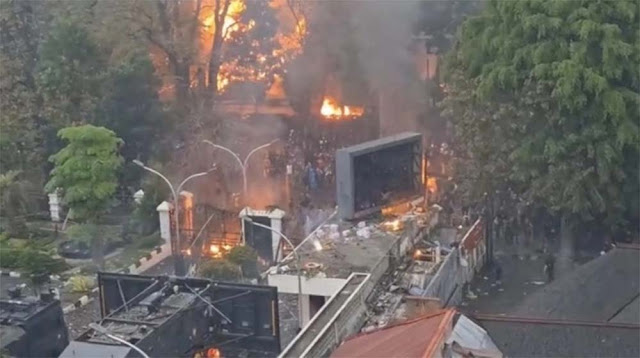 Puncak Anarki di Bandung! Aset Bersejarah MPR RI Ludes Dibakar Massa Aksi DPRD Jabar