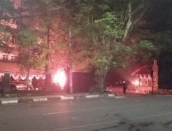 Demo Anarkis di Semarang: Bentrok Polisi, Mobil Dibakar, Situasi Mencekam!