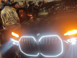 Dikira Pejabat, Mobil Mewah BMW di Semanggi Diamuk Massa