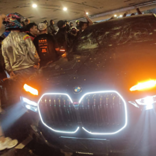 Dikira Pejabat, Mobil Mewah BMW di Semanggi Diamuk Massa