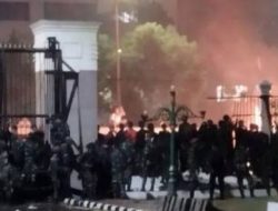 Jelang Tengah Malam, Aksi di Depan DPR Kian Panas! Pagar Berhasil Dijebol