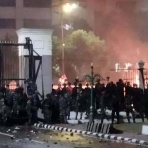 Jelang Tengah Malam, Aksi di Depan DPR Kian Panas! Pagar Berhasil Dijebol