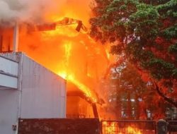Anarki di Demo DPRD Jabar: Massa Bakar Rumah Diduga Tempat Polisi Sembunyi Hingga Warga Terjebak