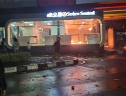 Anarko di Pasar Senen Rusak Halte Transjakarta dan Jarah Minimarket