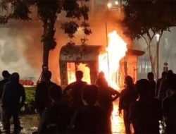 Halte Polda Metro Jaya Dibakar Massa, Jalan Sudirman Gelap Gulita dan Lumpuh!