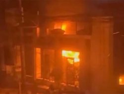 Massa Mengamuk, Kantor Kejati Sulselbar Dibakar
