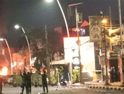 Massa Serang Polres Metro Jaktim Hingga Bakar Sejumlah Mobil