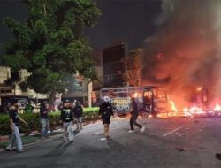 Jakarta Membara: Dua Bus Polisi Ludes Dibakar di Markas Gegana Brimob Jakarta Pusat