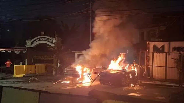 Polres Jakarta Timur, 6 Polsek, Diserang Massa Saat Demo Ricuh, Puluhan Kendaraan Polisi Dibakar