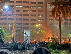 Pendemo yang Bertahan di Depan Gedung DPR Jakarta Mulai Berkurang