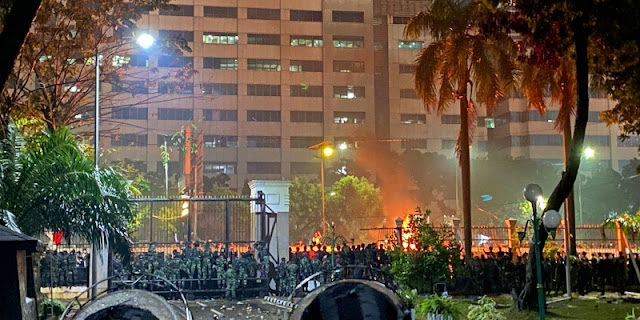 Pendemo yang Bertahan di Depan Gedung DPR Jakarta Mulai Berkurang