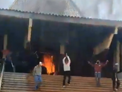 Demonstran Rusak dan Bakar Gedung DPRD Kota Pekalongan