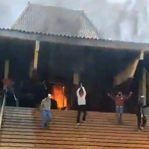 Demonstran Rusak dan Bakar Gedung DPRD Kota Pekalongan