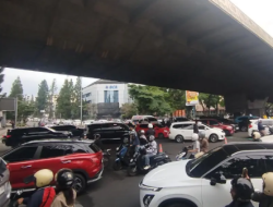 Lampu Merah Dirusak Massa Aksi, Lalu Lintas di Kota Bandung Semrawut