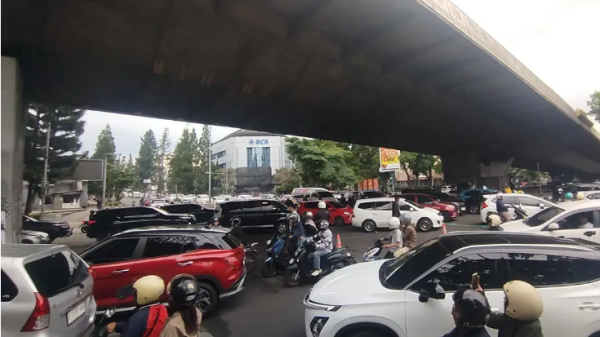 Lampu Merah Dirusak Massa Aksi, Lalu Lintas di Kota Bandung Semrawut