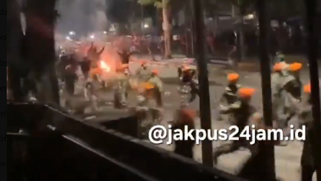 Kembali Memanas, Massa Serang Brimob dari Dua Sisi Jalan dan Pakai Motor