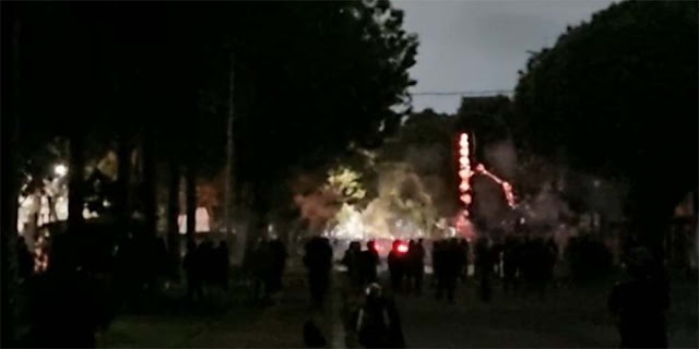 Massa Menggila Rusak Gedung, Brimob Mulai Maju dengan Gas Air Mata