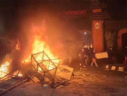 Ricuh! Gedung DPRD Kota dan Kabupaten Kediri Dibakar Massa, Barang-Barang Dijarah
