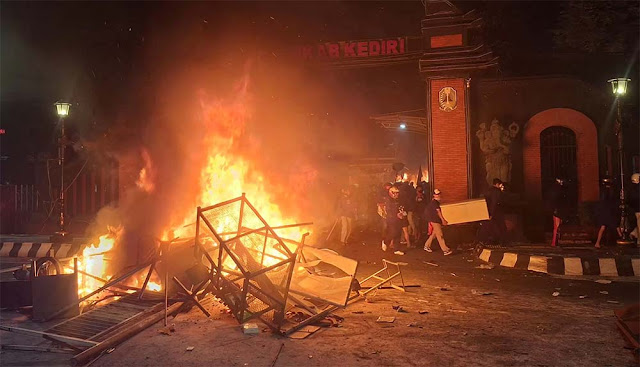 Ricuh! Gedung DPRD Kota dan Kabupaten Kediri Dibakar Massa, Barang-Barang Dijarah