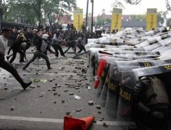 Publik Kritik Oknum Polisi yang Tepuk Tangan Saat Dengar Perintah Tembak di Tempat