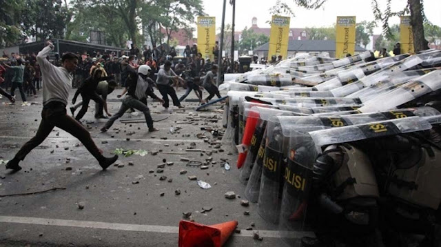 Publik Kritik Oknum Polisi yang Tepuk Tangan Saat Dengar Perintah Tembak di Tempat