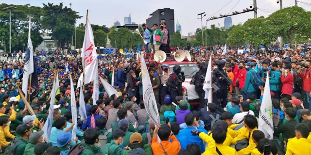 Amuk Massa: Warisan Persoalan Era Jokowi Ujian Bagi Presiden Prabowo